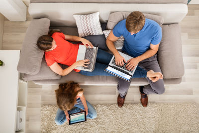 Famille sur ordinateur dans le salon